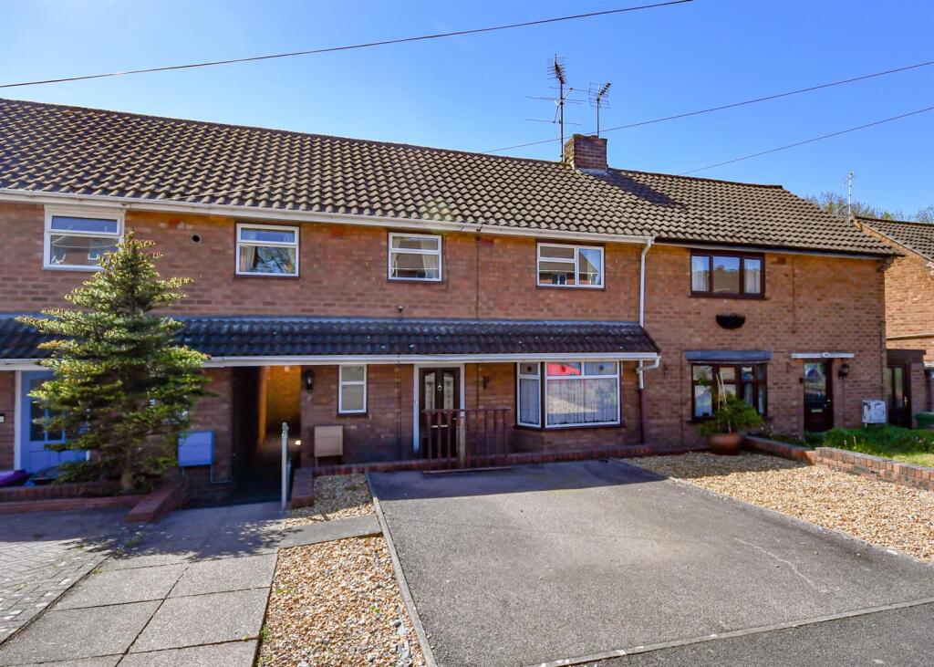 3-bed house on 156 Westacre Crescent, Finchfield, Wolverhampton, WV3 9AZ, £199,950
