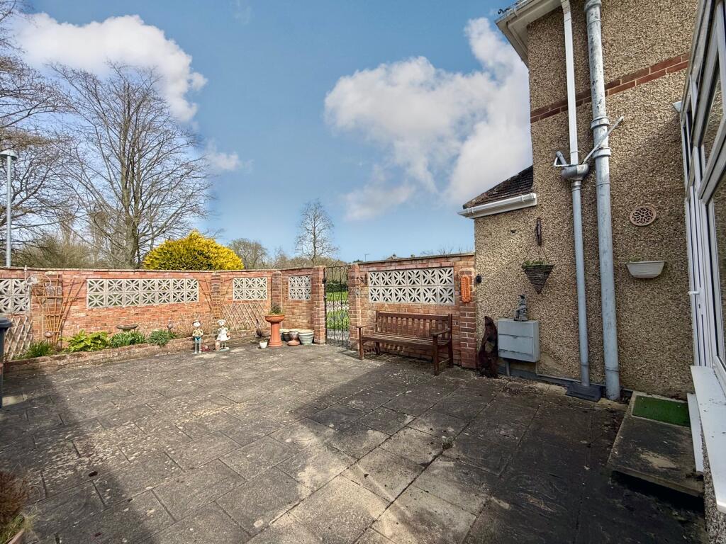 House in Swindon, Lakeside, Lawn - View 6