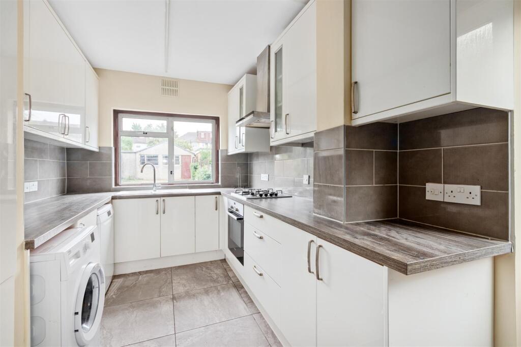 House in Sutton - View 4