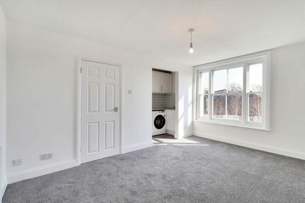 Apartment in Tunbridge Wells, Kent - View 2
