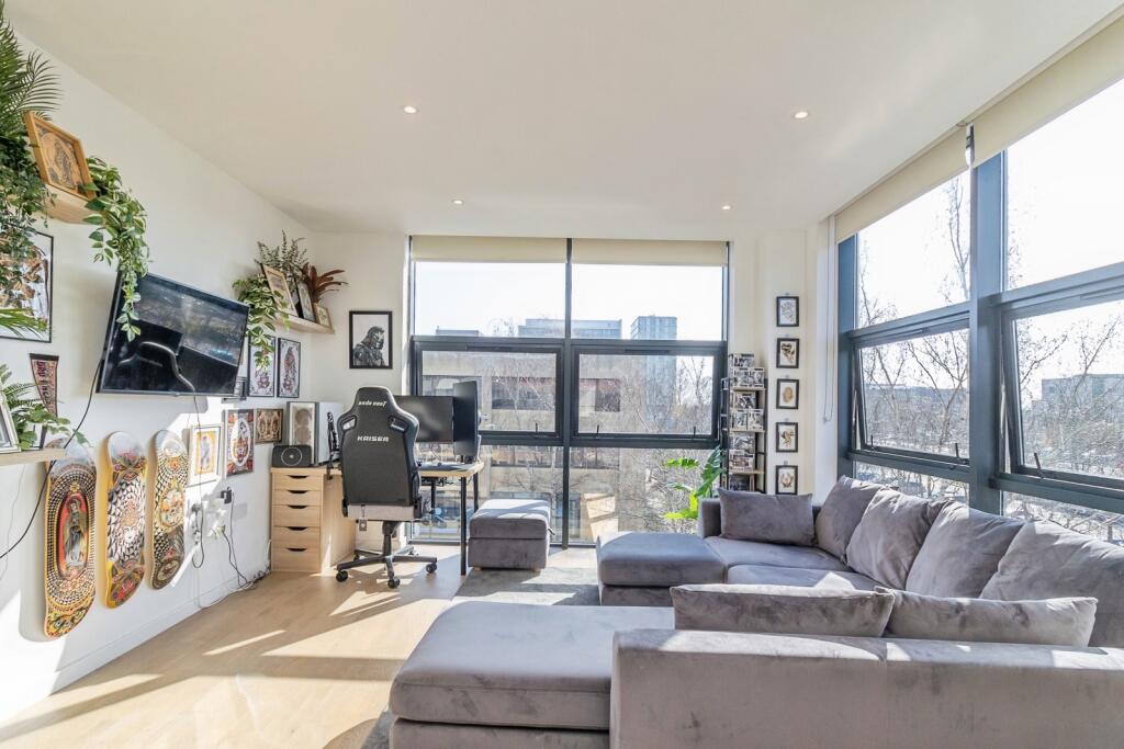 Main image of property: Silbury Boulevard, Milton Keynes, Buckinghamshire, MK9