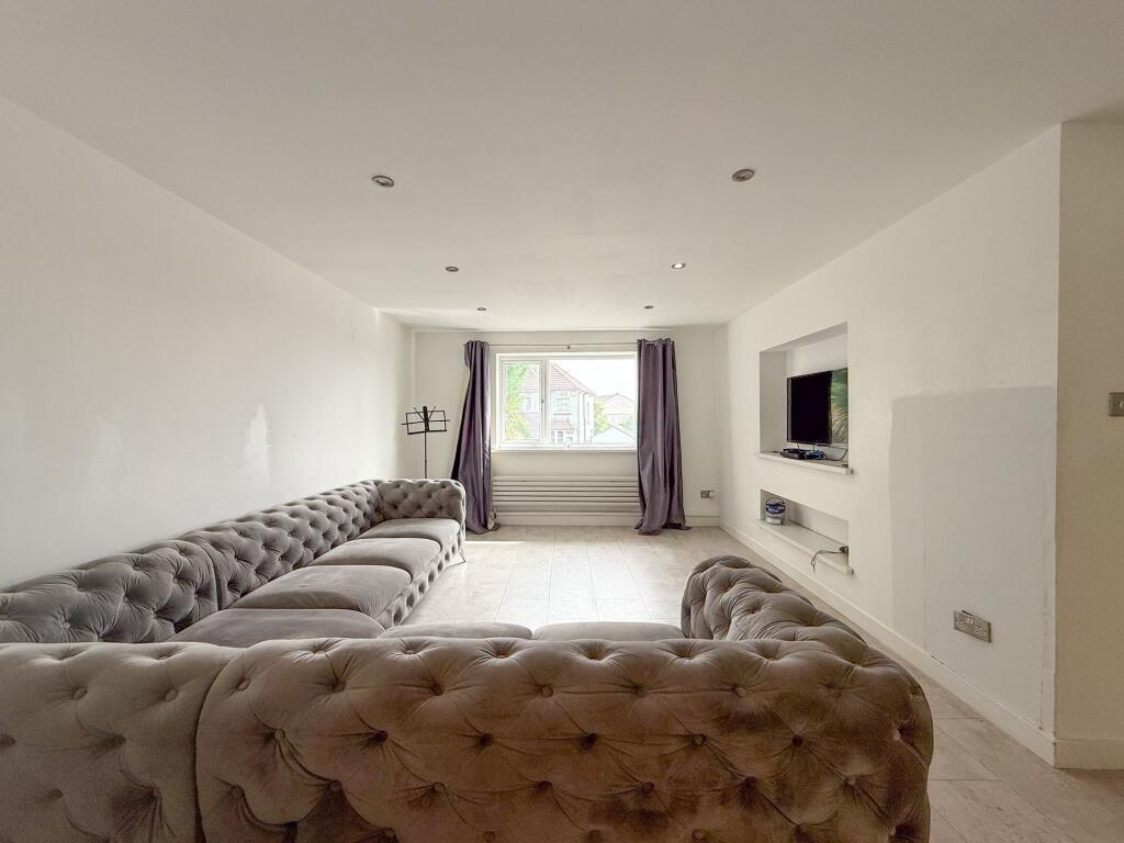 House in Newport - View 3