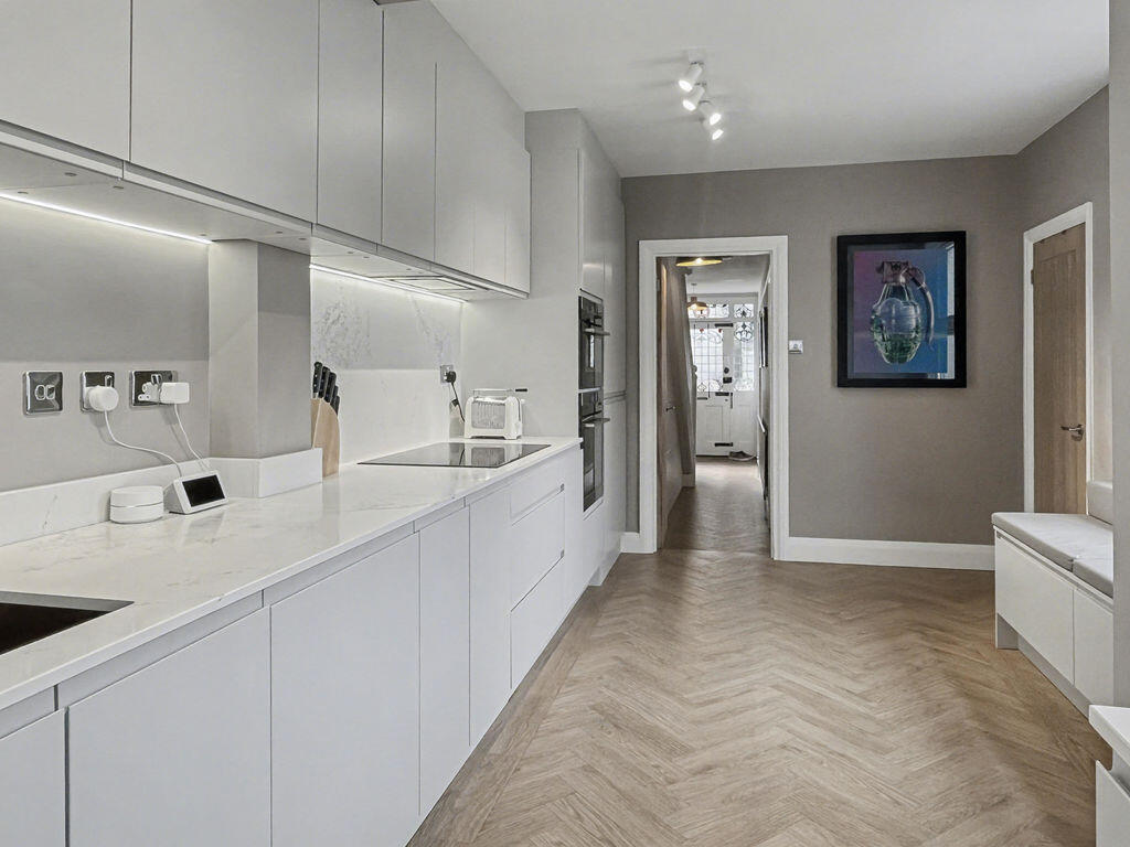 West Wycombe Road - Immaculate Family Home photo 3