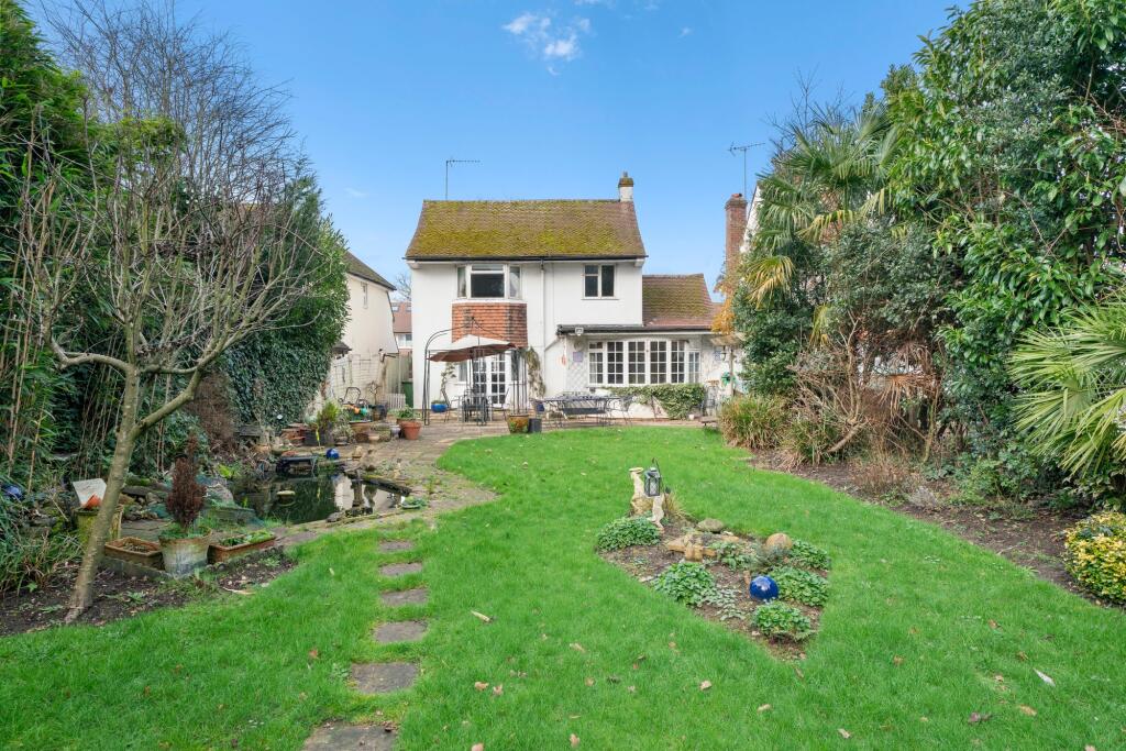 Severn Drive, Esher, KT10 photo 3