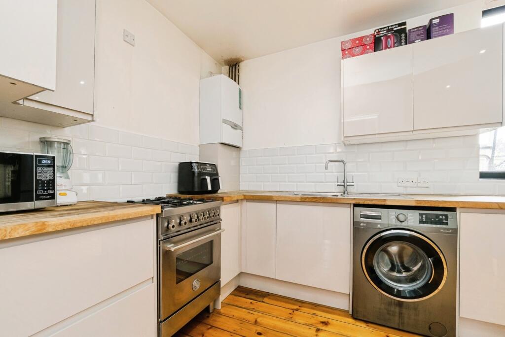 House in London, Chingford Mount, Highams Park - View 5