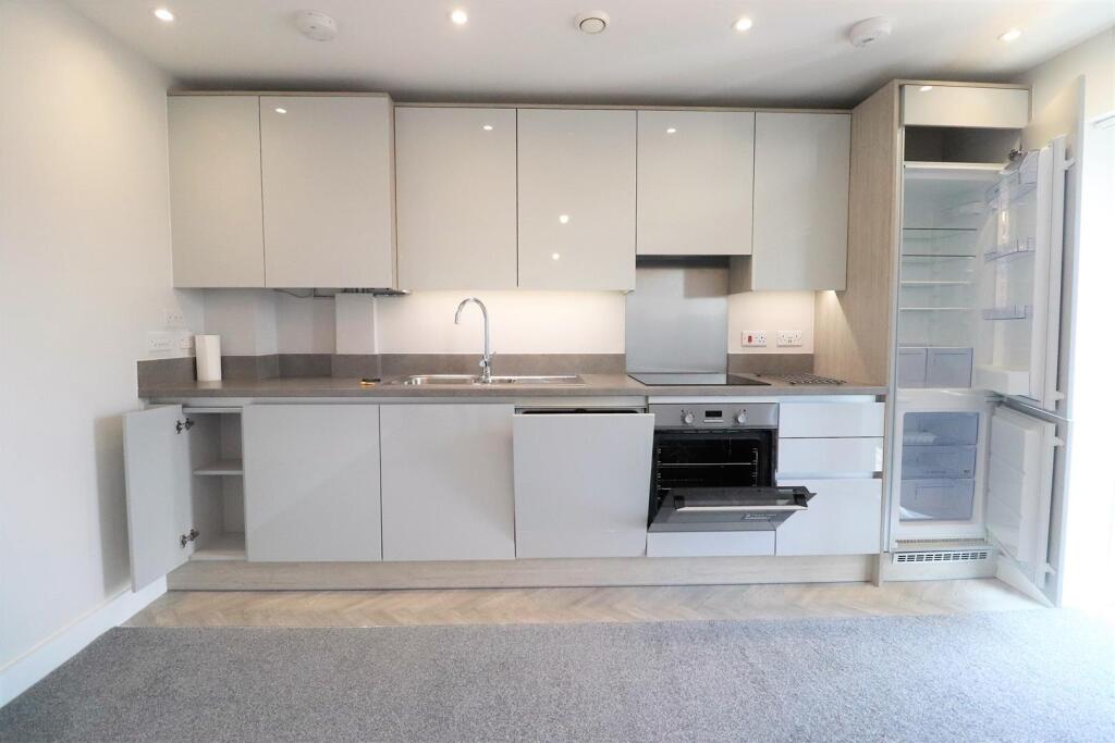 Apartment in London, Hillingdon - View 4
