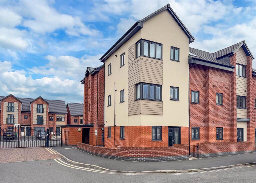 2-bed flat on Henderson Way, Loughborough, £155,000
