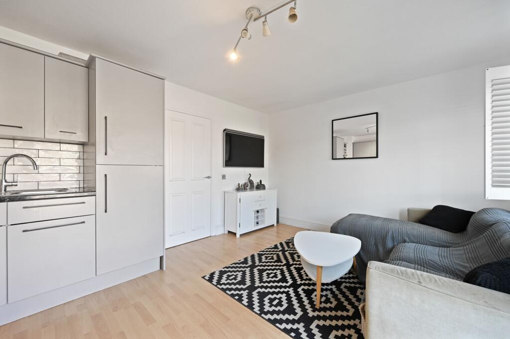 Apartment in Worcester Park, The Hamptons - View 5