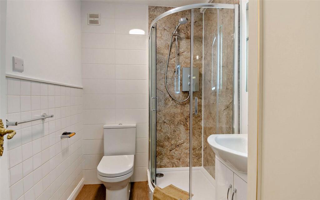 Apartment in Cambridge, Cambridgeshire - View 4