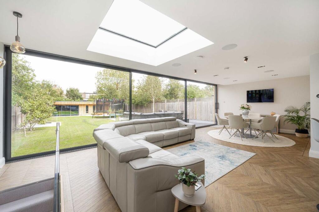 House in London, Hampton - View 4