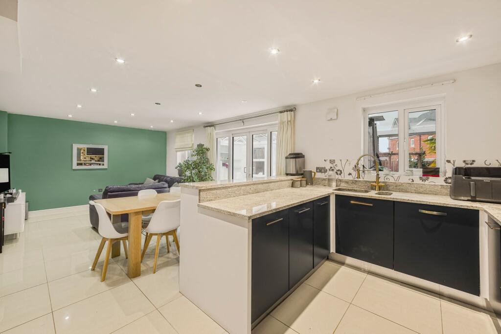 Over Ashberry, West Timperley, WA14 photo 5