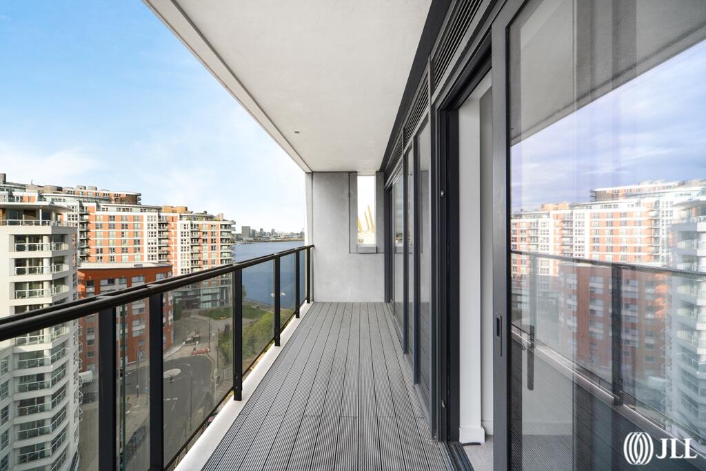 1-bed flat on Horizons Tower, Yabsley Street E14, £400,000
