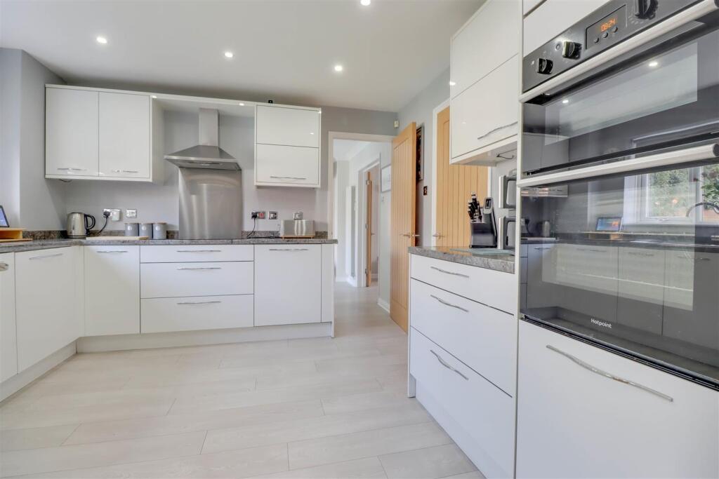 House in Basildon, Wickford - View 2
