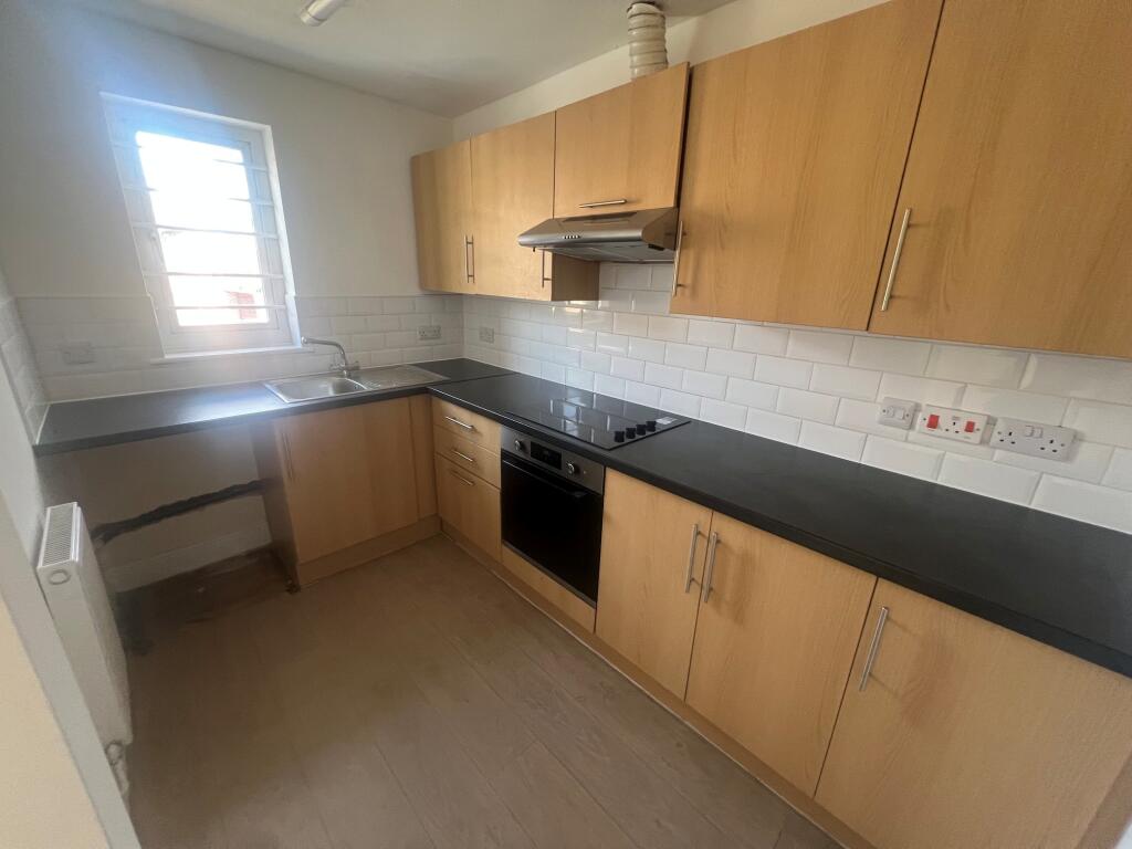 Apartment in Ipswich, California - View 2