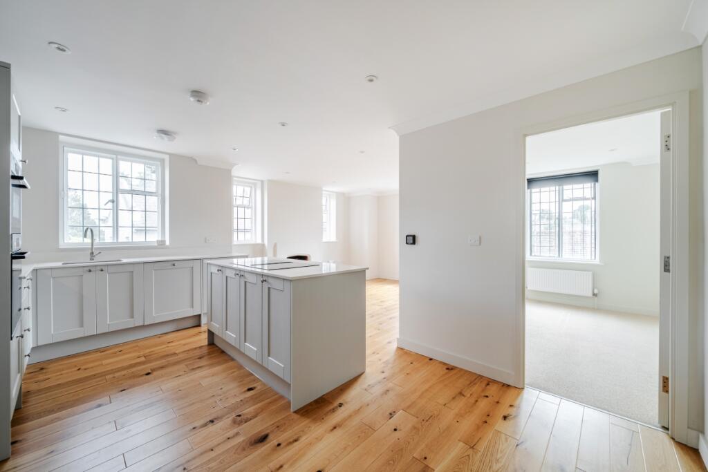 Apartment in Elmbridge, Esher - View 4