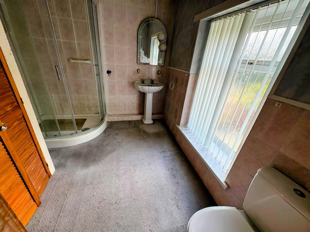 House in Cefneithin, Gorslas - More