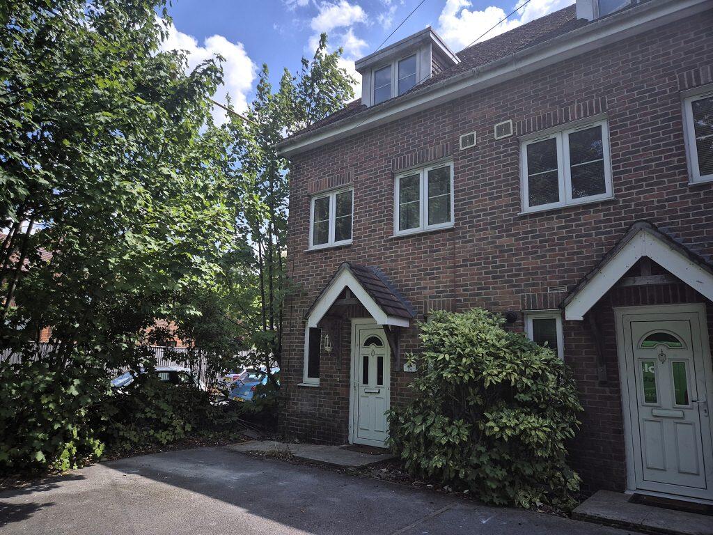 Main image of property: 275b Upper Deacon Road, Thornhill Park, Southampton, SO19 5JN