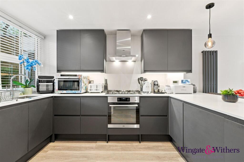 House in Woking, Byfleet - View 5