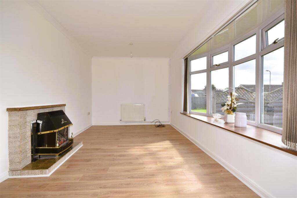 Mills Close, Long Bennington, Newark photo 2