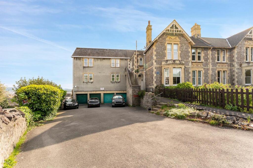 Main image of property: Landemann Circus, Weston-Super-Mare - Gorgeous Flat!