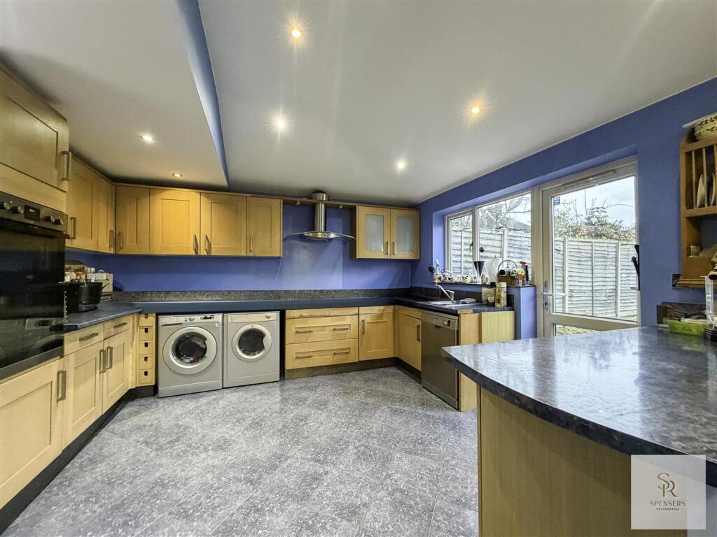 Oakwood Crescent, Greenford, UB6 photo 3