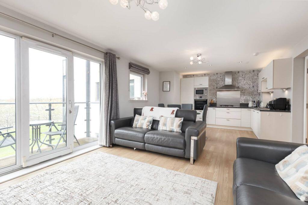 Main image of property: 4/4 Burnbrae Park, Edinburgh, EH12 8AN
