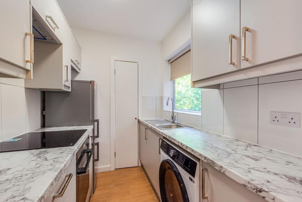 Apartment in London, Albany Park - View 4