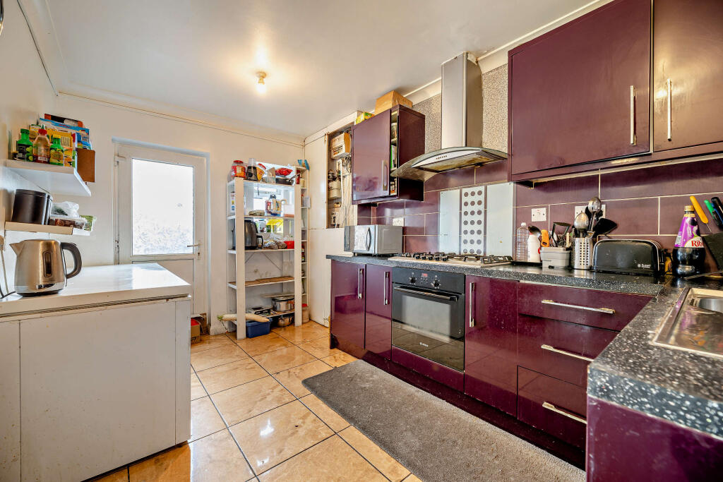 Charlton Crescent, Barking, IG11 photo 5