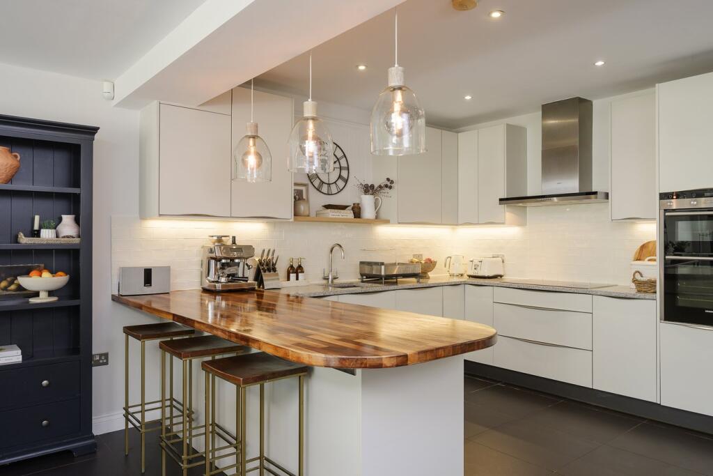 Littleheath Lane, Cobham, KT11 photo 3