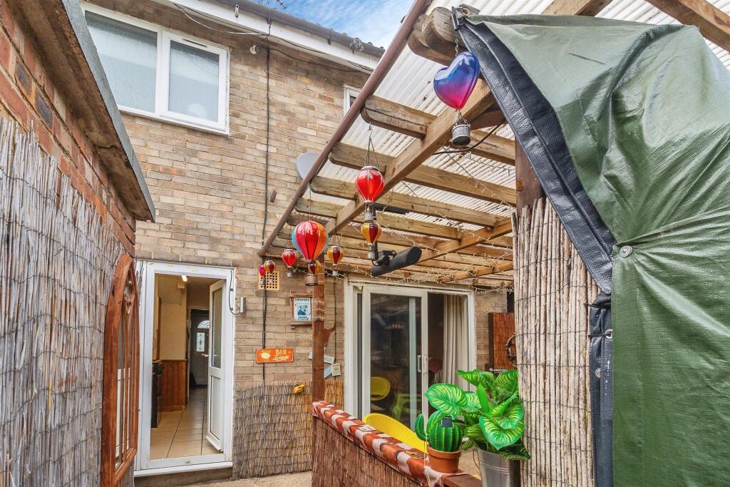 House in Houghton Regis, Central Bedfordshire - View 3