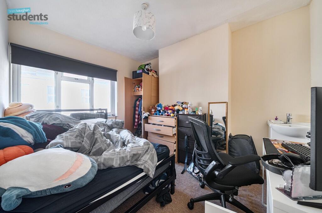 4 bedroom end of terrace house for rent