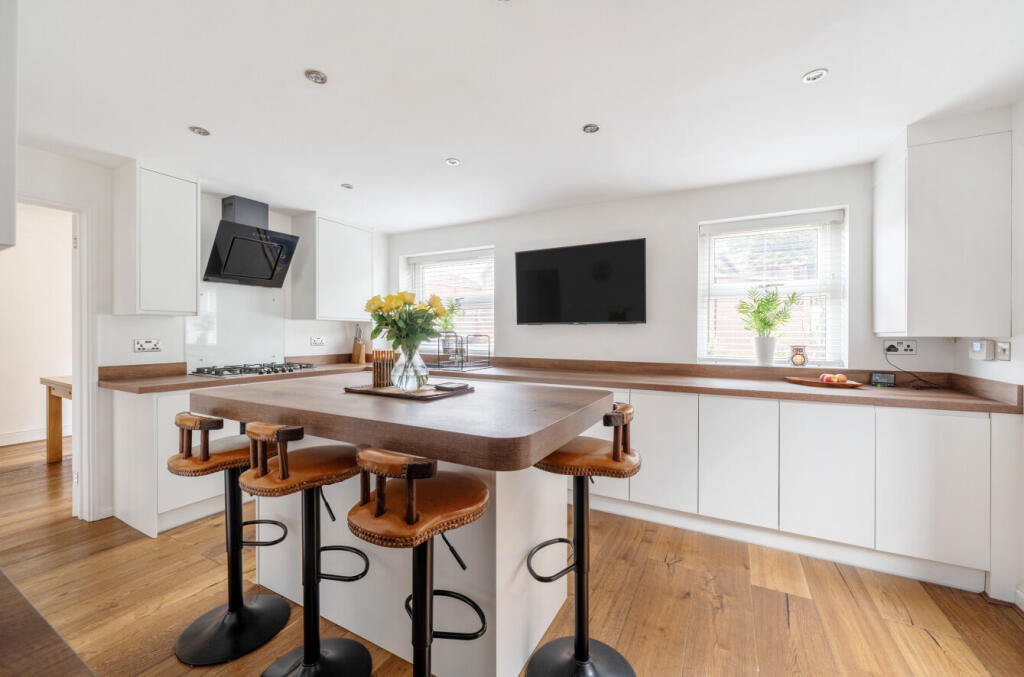 House in Binfield, Bracknell Forest - View 5
