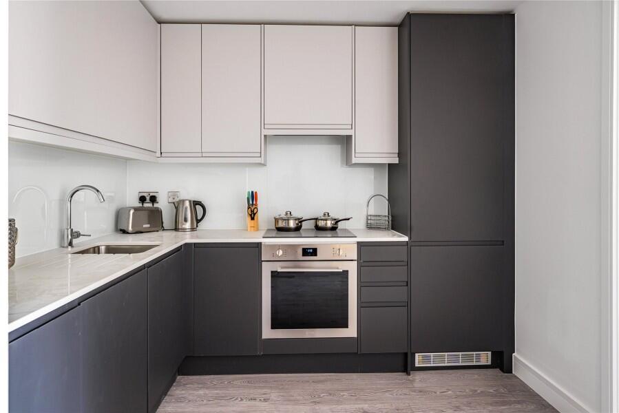 Apartment in Kingston upon Thames - View 3