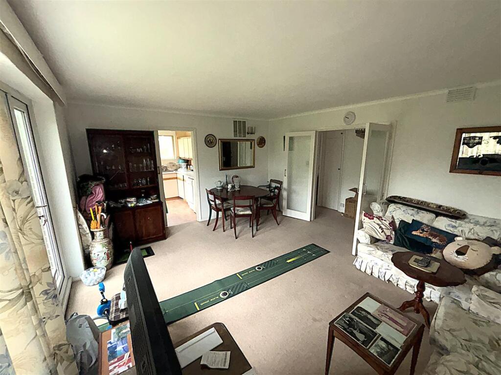 Apartment in London, Shortlands - View 3