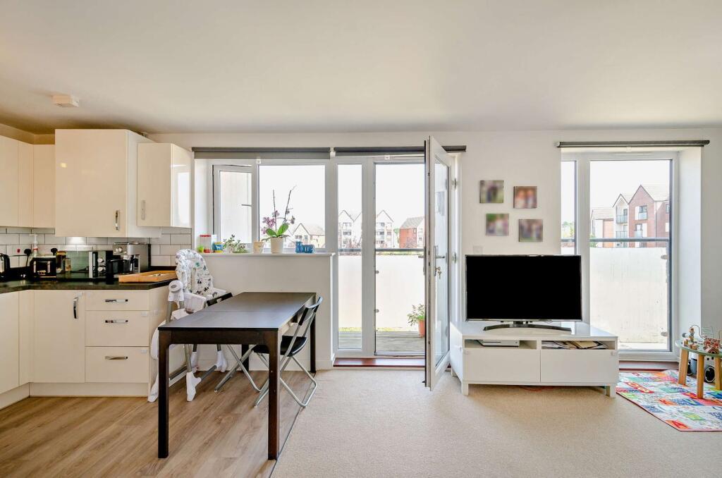 Apartment in Milton Keynes, Fairfields - More