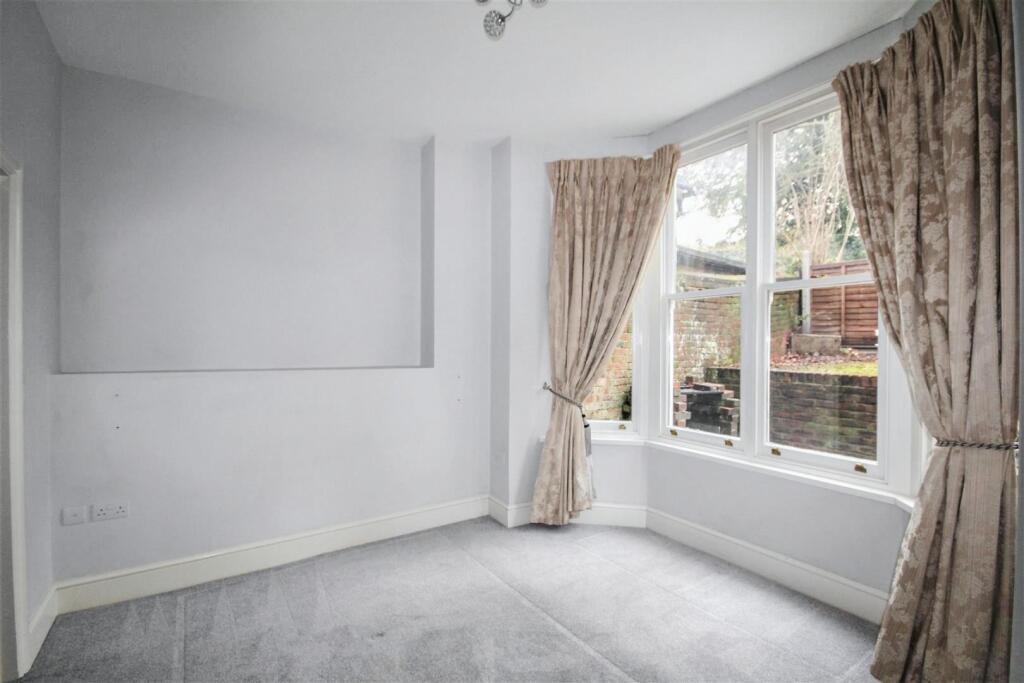 Apartment in Guildford, Surrey - More