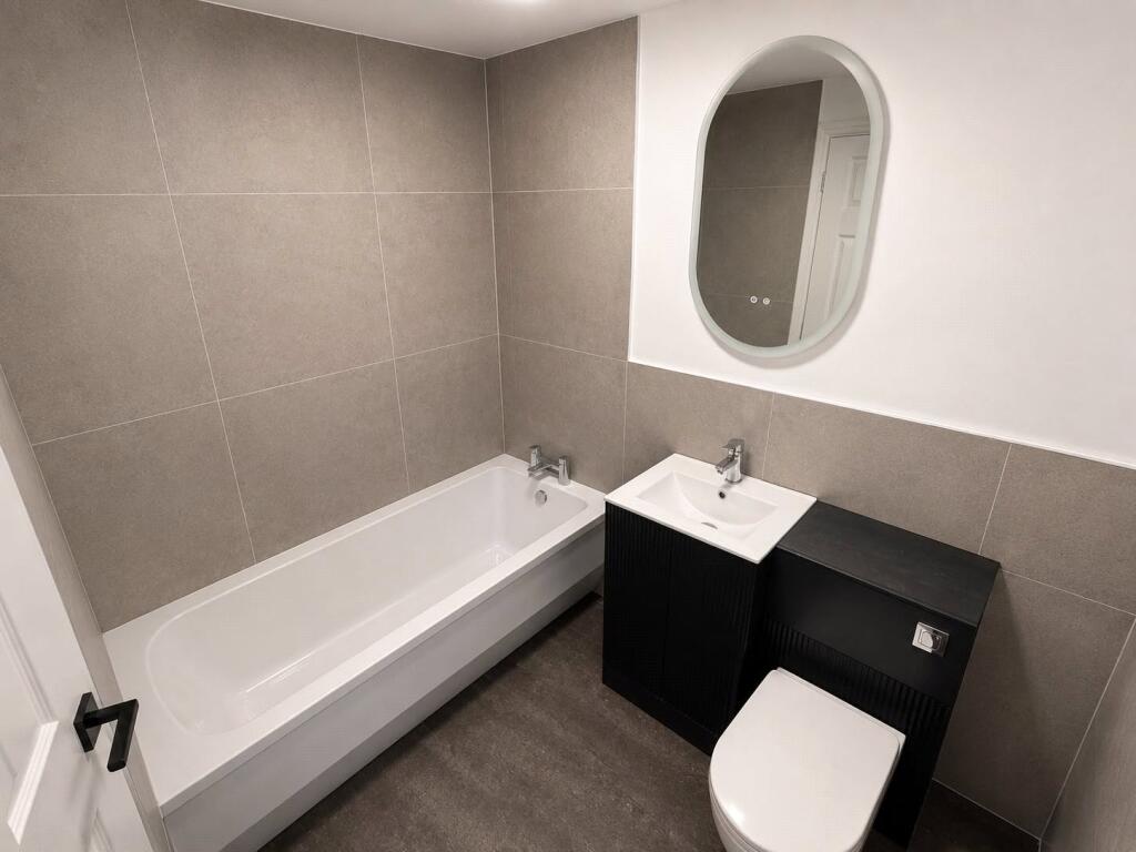 Apartment in Old Windsor, Windsor and Maidenhead - More