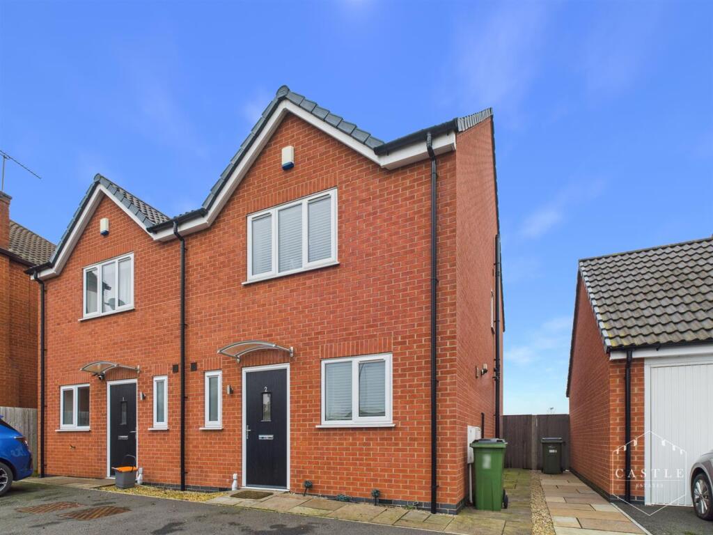 3-bed semi-detached on Windsor Gardens, Croft, Leicester, £260,000