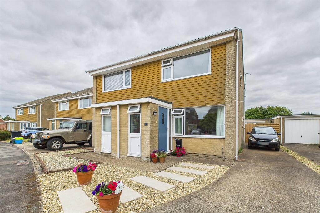 2-bed semi-detached on Within a short walk of Clevedon Seafront, £325,000