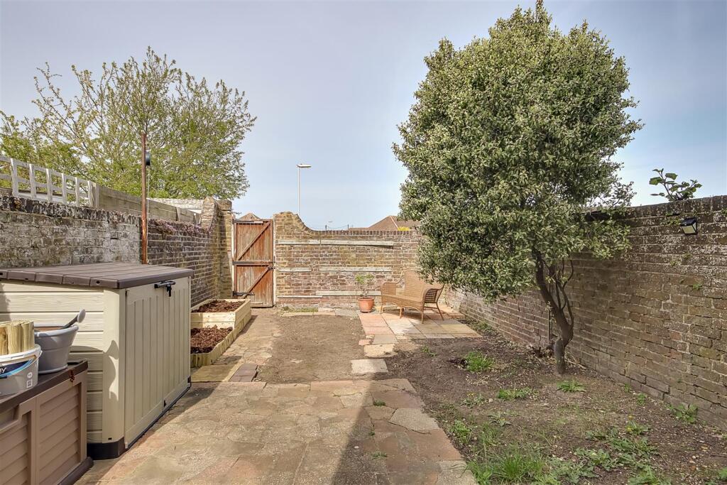 Apartment in Worthing, West Sussex - View 2