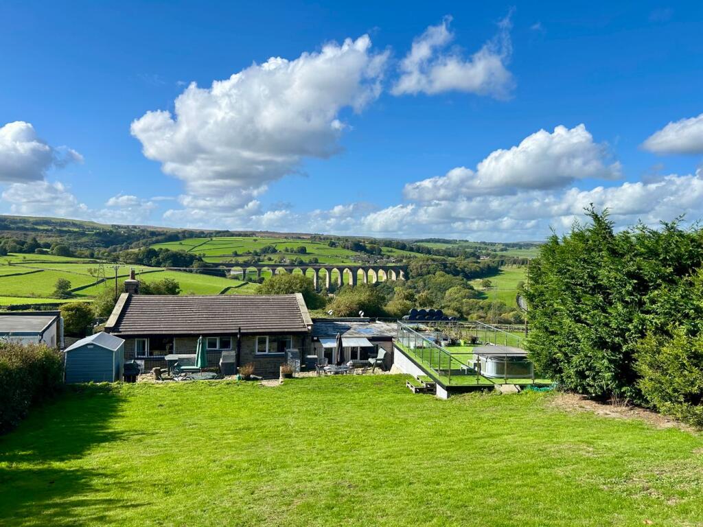 Harecroft, Wilsden, Bradford, BD15 photo 4