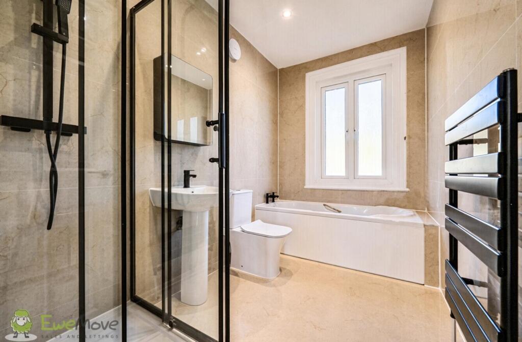 House in Sutton - View 3