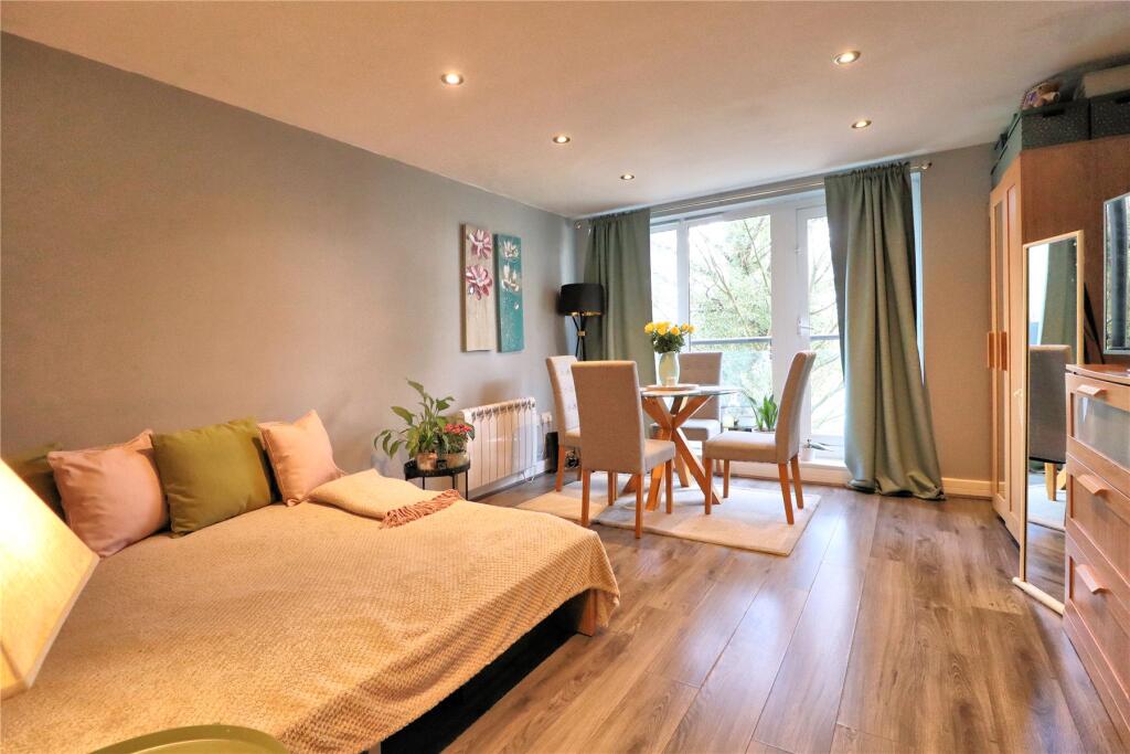 Apartment in Woking, Sheerwater - View 3