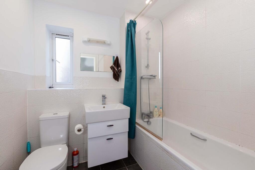 Apartment in Slough - More