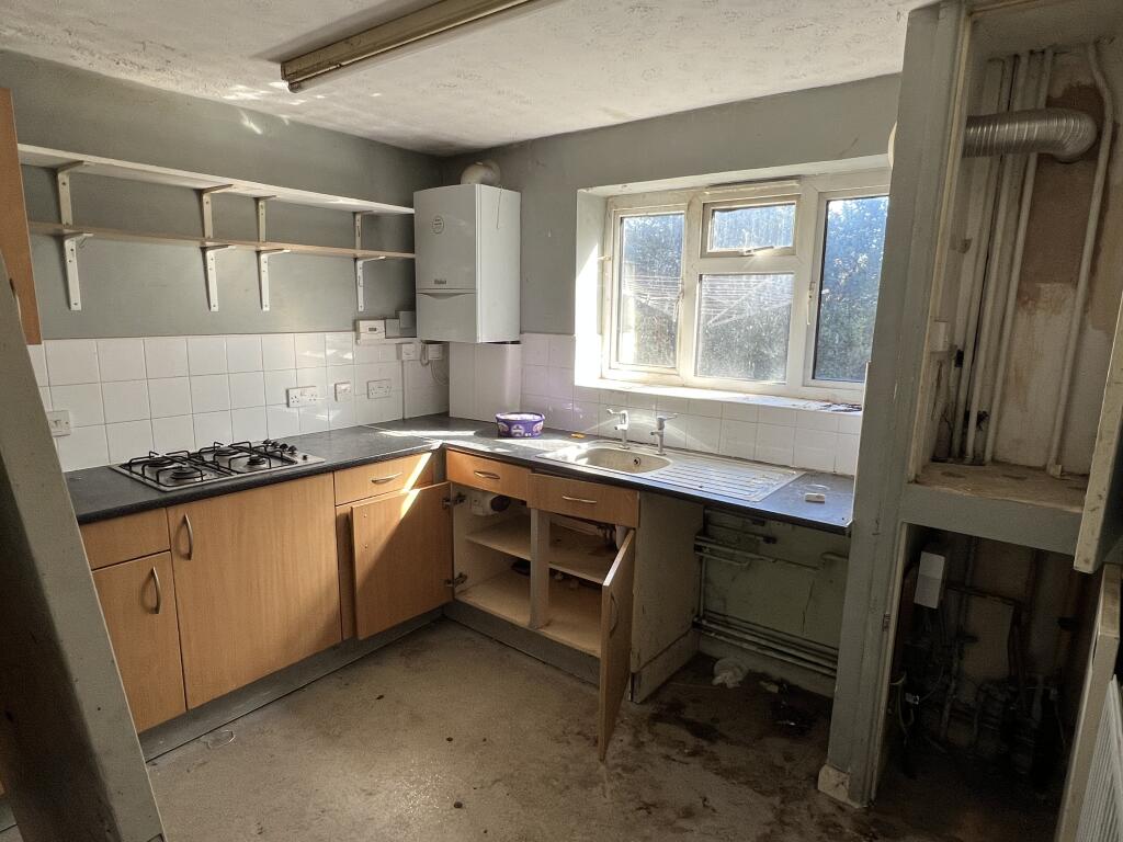 79 Kingsbury Drive, Old Windsor, Windsor, Berkshire SL4 2NH photo 5