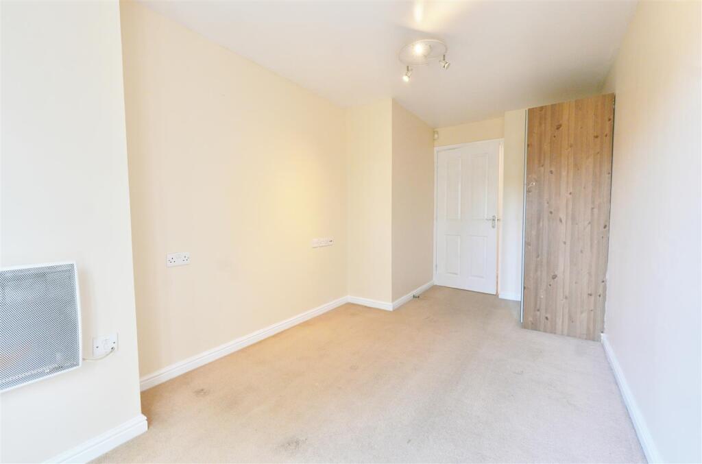 Apartment in Slough - View 5