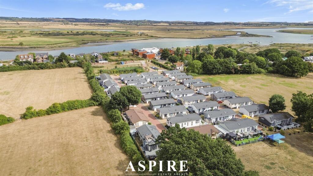 House in Rochford, Hullbridge - View 2