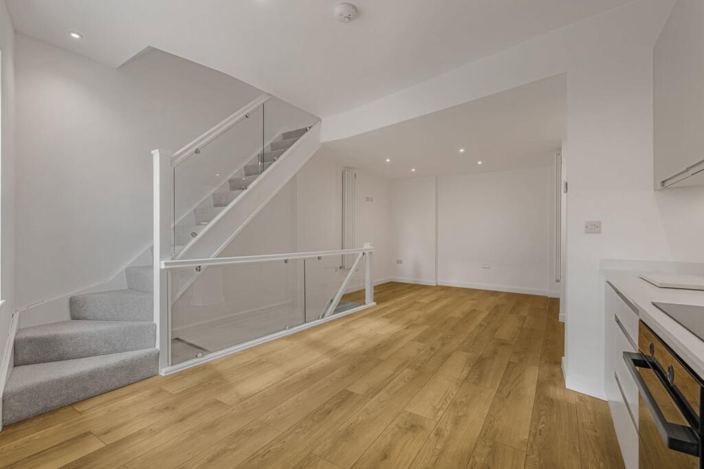 House in Gloucester - View 4