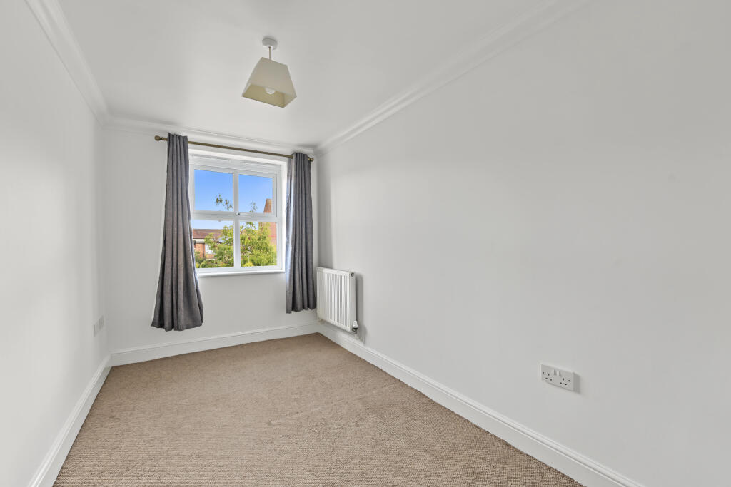 Apartment in Stevenage, Hertfordshire - View 4