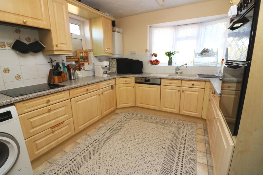 Pinewood Drive, Staines-upon-Thames, Middlesex, TW18 photo 4